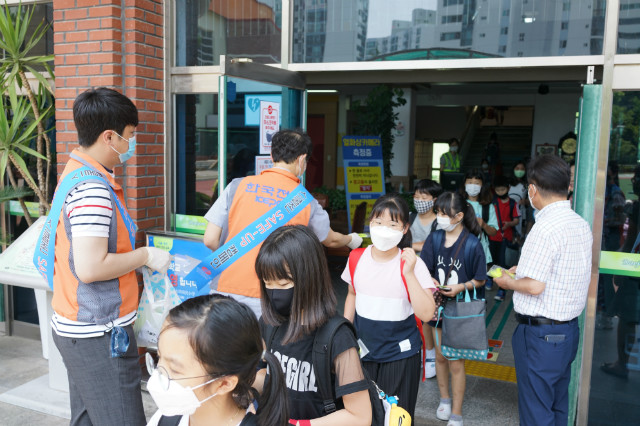 (사진) 노사합동 스쿨존 세이프업 캠페인 02(전민초등학교).JPG.JPG